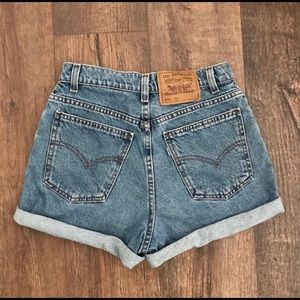 Vintage Levi’s 912 Slim Fit Jean Shorts